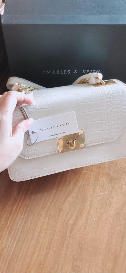 Túi Charles & Keith chính hãng, chất liệu bền, đẹp, thiết kế hợp với xu hướng hiện nay, hỗ trợ đổi trả trong vòng 7 ngày nếu khách hàng không vừa ý