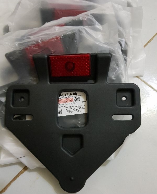 Pát lắp biển số tam giác xe máy gắn phản quang cực đẹp và an toàn phù hợp nhiều dòng xe khác nhau