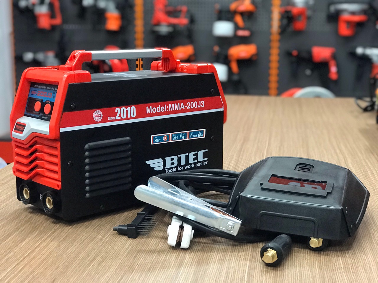 Máy hàn que inverter BTEC MMA-200J3 hàn que liên tục 3.2li đến 4li công nghệ inverter giúp tiết kiệm điện Bảo hàng 1 năm