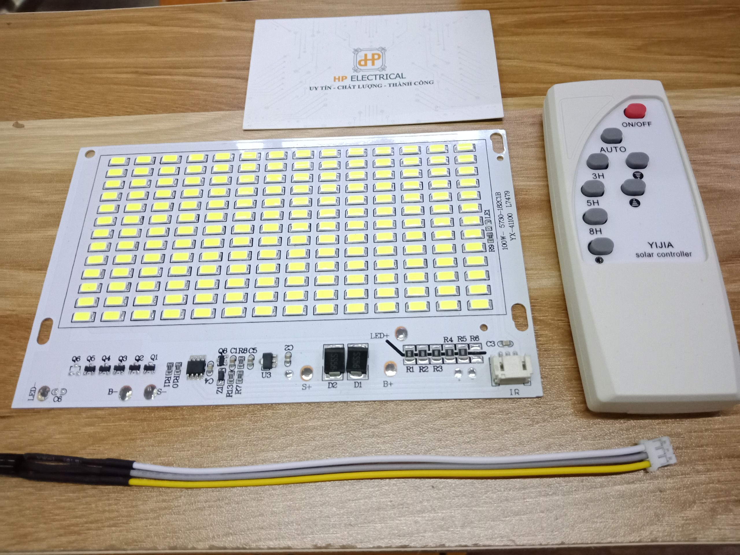 Đèn pha led năng lượng mặt trời 100w 147/92mm kèm Remote và cảm biến hồng ngoại HP Electrical