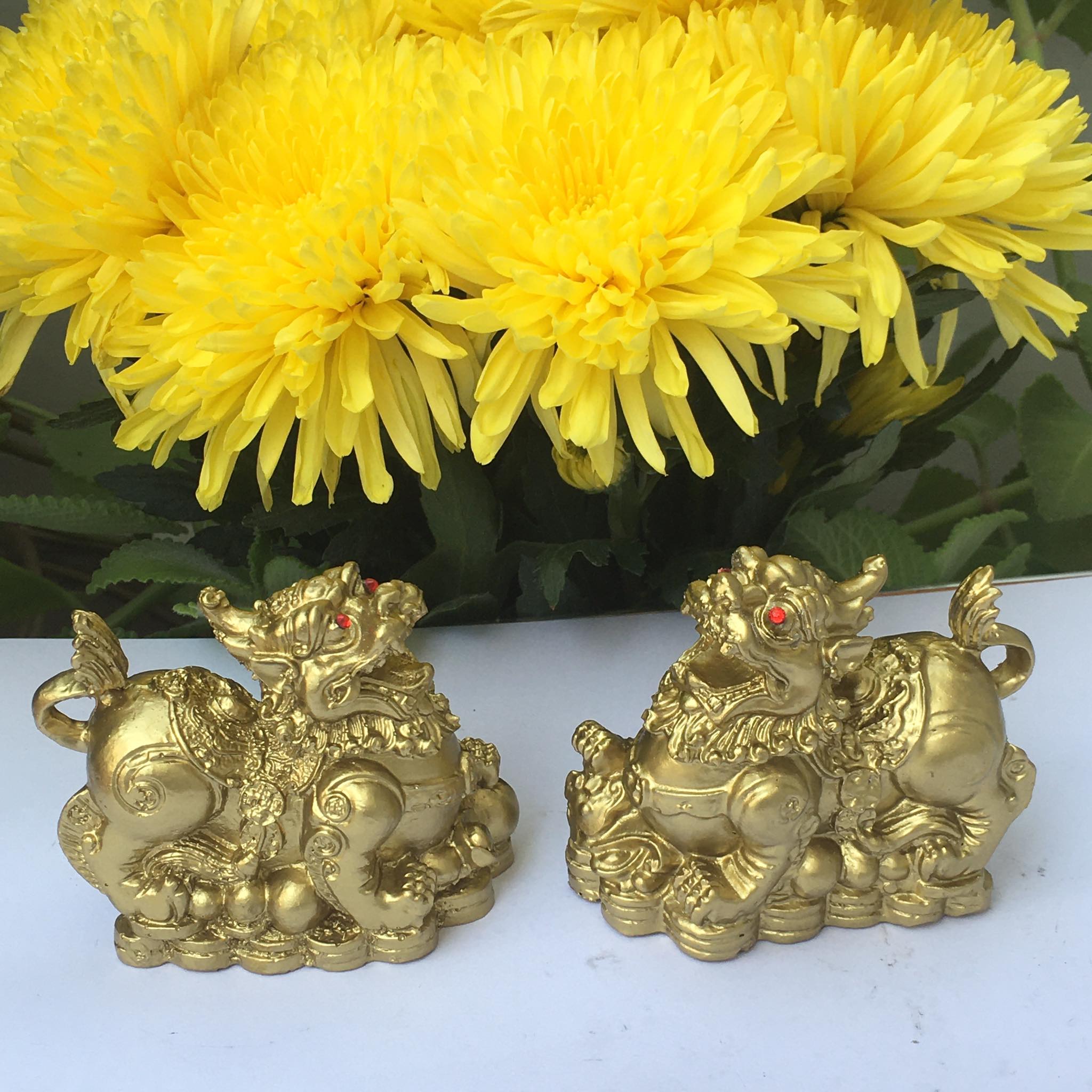 Cặp Tượng Tỳ Hưu phong thủy sơn màu vàng đồng mang tài lộc