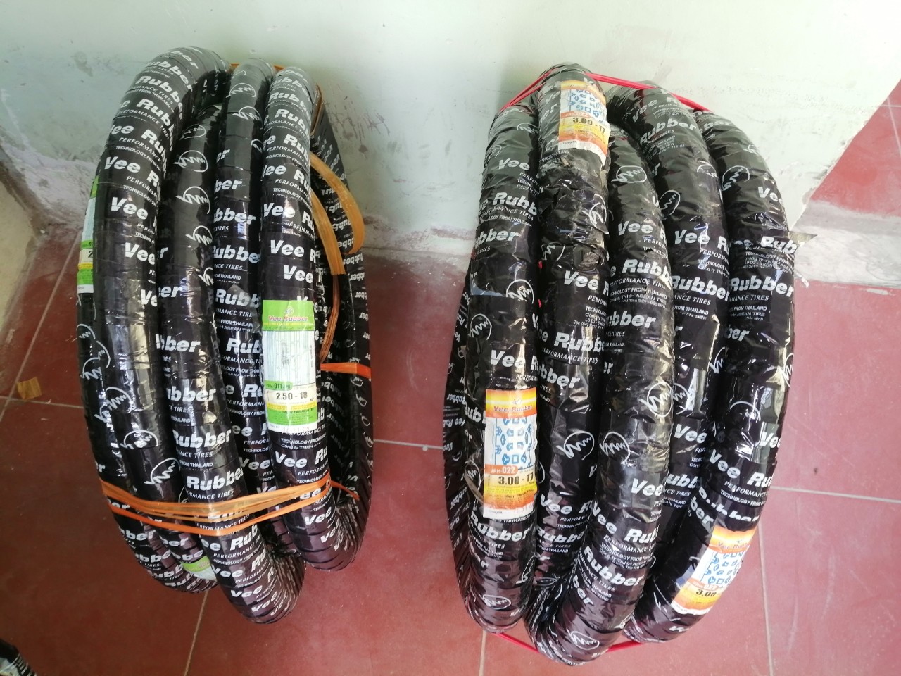 Lốp ( Vỏ) xe máy lắp cho xe Honda Win size 2.50-18 VRM 011 ( trước) 3.00-17 VRM 022 ( Sau) Gai chân chó