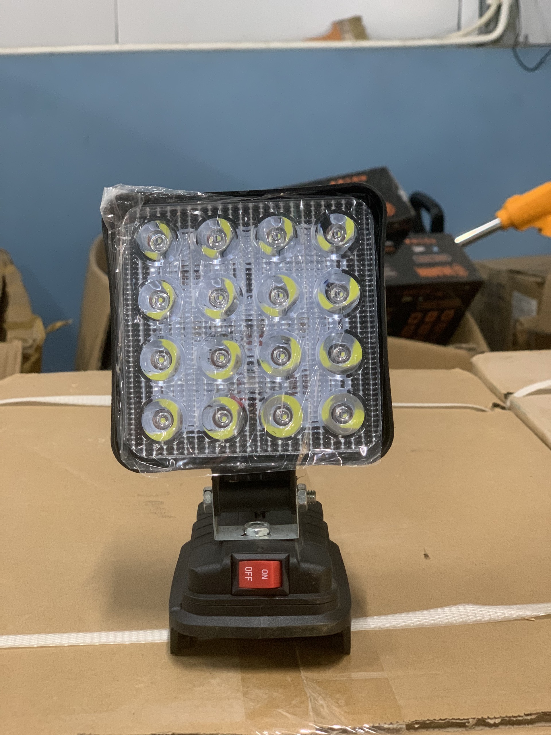 Đèn pin tích điện, 16 bóng đèn led dùng pin chân phổ thông 4cm Makita thiết kế bi cầu rọi xa