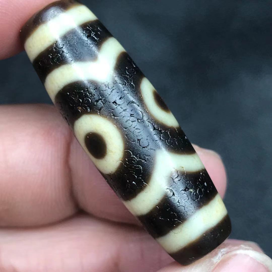 Dầu cao Tây Tạng để nguyên chất già răng vàng chín mắt hạt dzi phong hóa hình móng ngựa hổ răng trời và đất hồ cá mặt dây chuyền dzi ba mắt