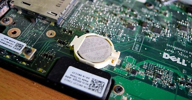 Pin CMOS  dùng cấp điện cho mạch máy tính khi mất điện