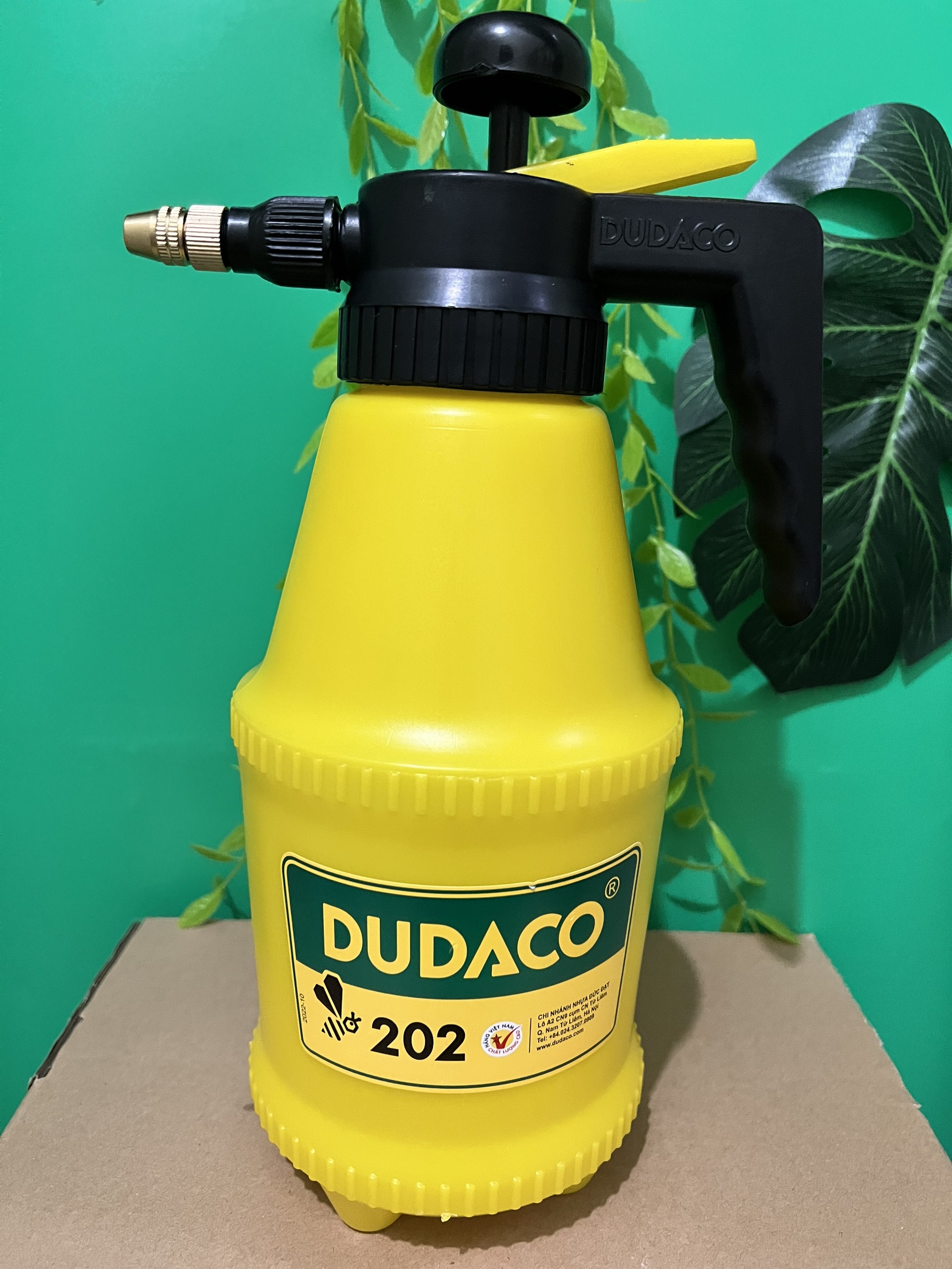Bình DUDACO 2L tưới cây, tưới hoa phong lan và cây cảnh