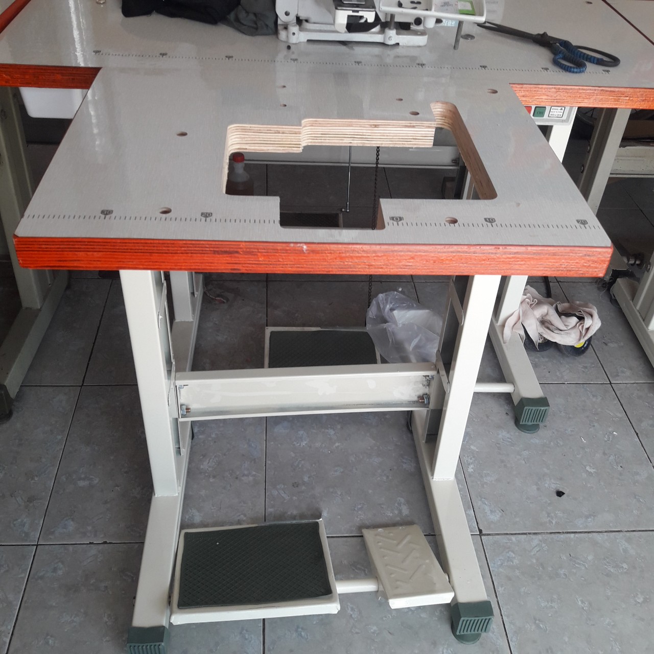 Chân mặt bàn nhỏ máy vắt sổ công nghiệp cơ, liền trục