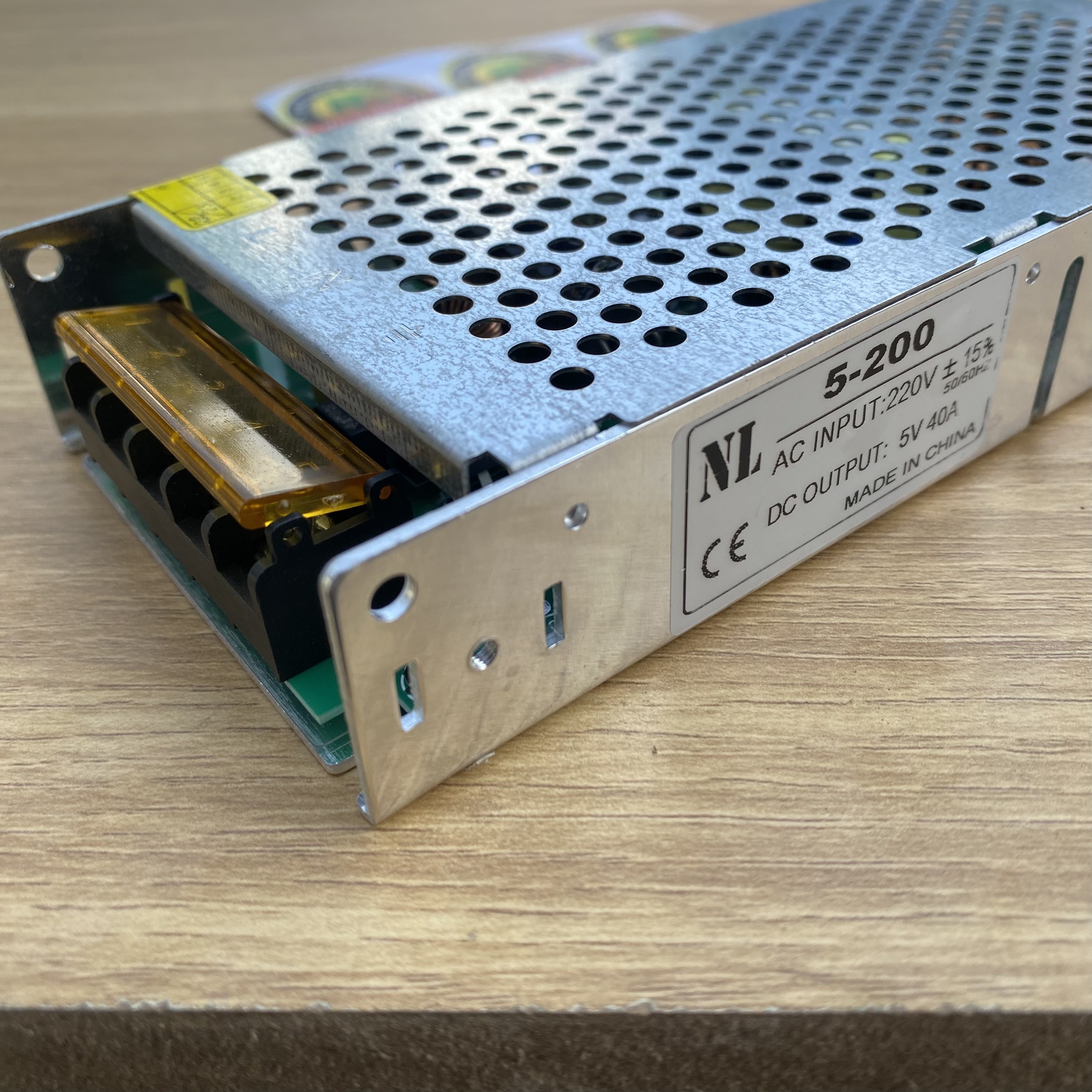 Nguồn mỏng tổ ong 5V-40A Nguồn siêu mỏng trong nhà 5V-40A Nguồn tổ ong 5v-40A giá tốt cho thợ thi công quảng cáo