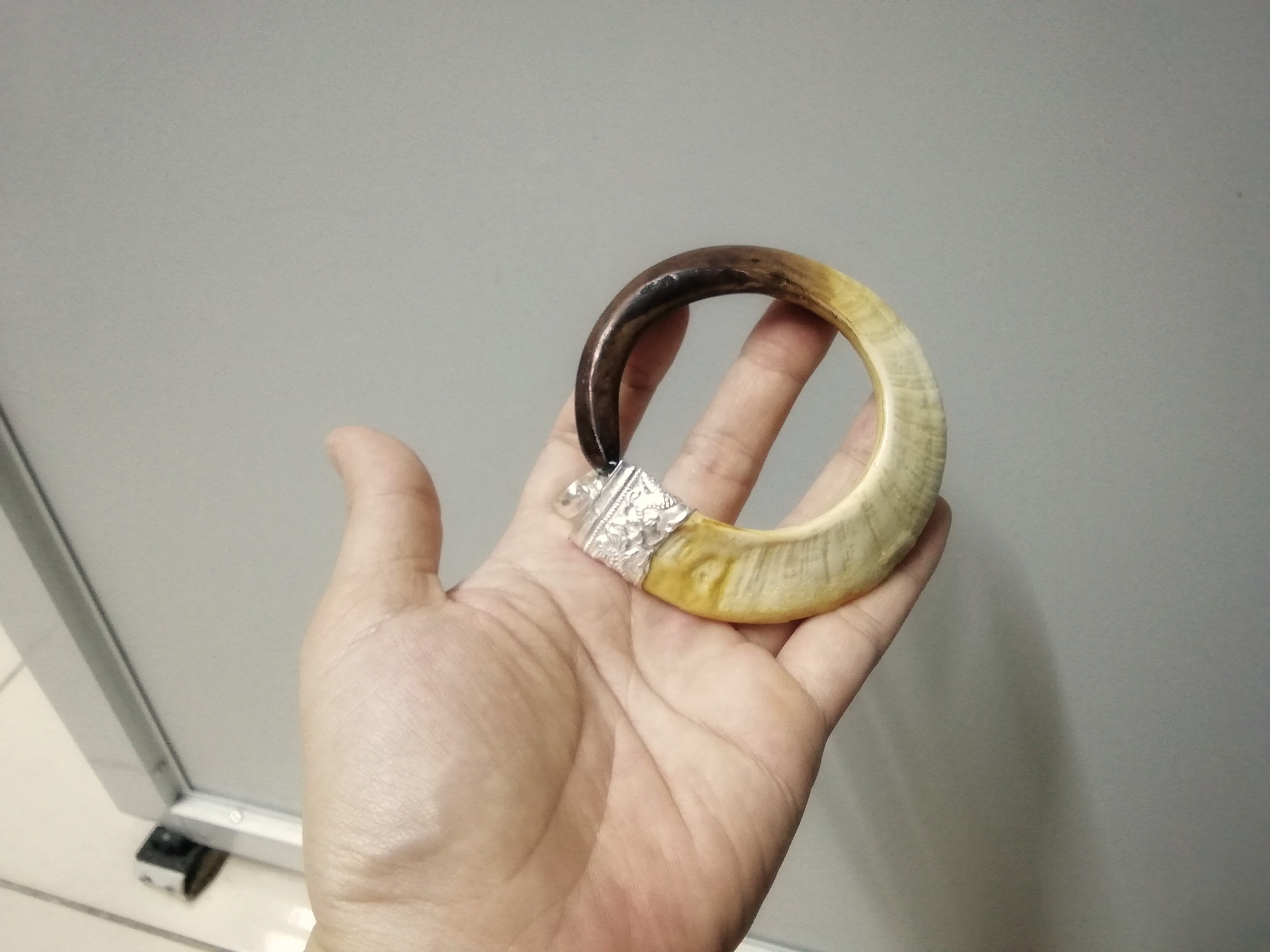 Mặt dây chuyền nanh heo mỹ nghệ size vừa 7.5cm phủ bì chụp bạc đẹp
