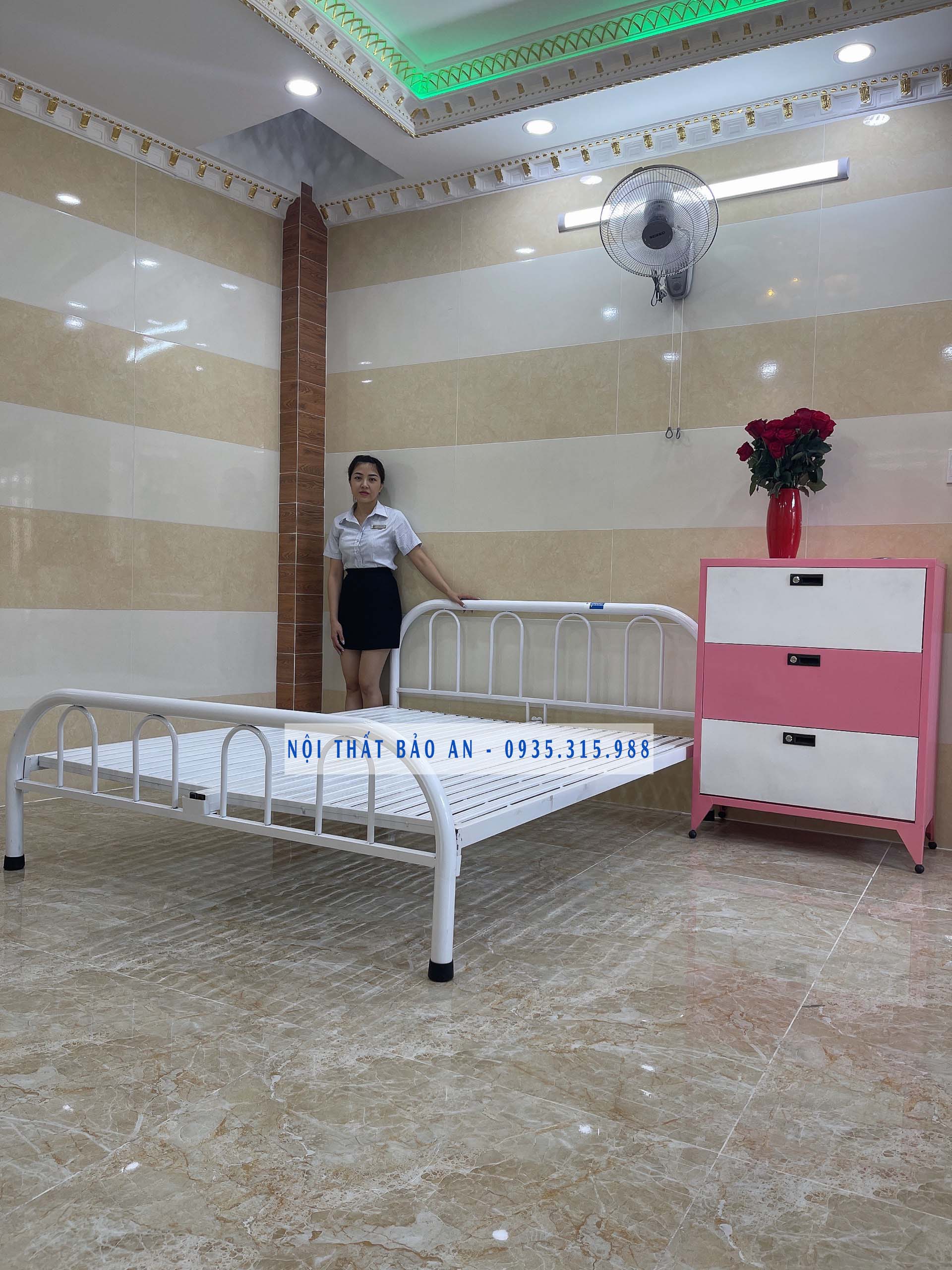 Giường sắt tròn mẫu đơn giản kích thước 1m4 x dài 2m BA