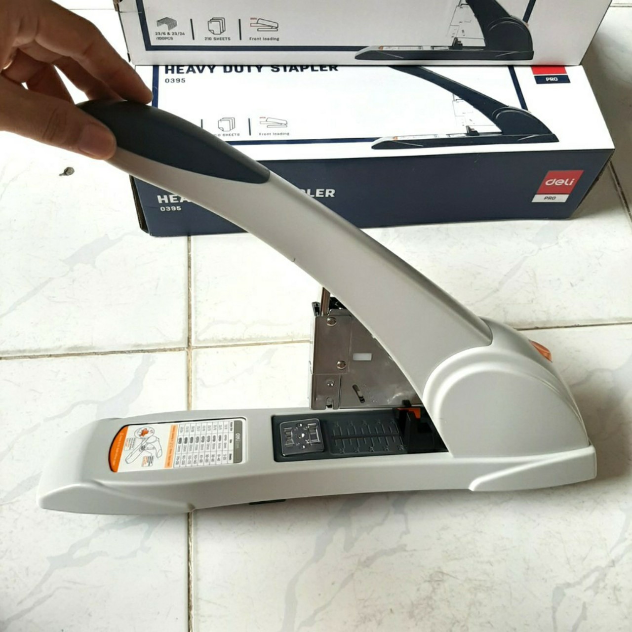 01 cái bấm kim đai deli no395 - 210 tờ