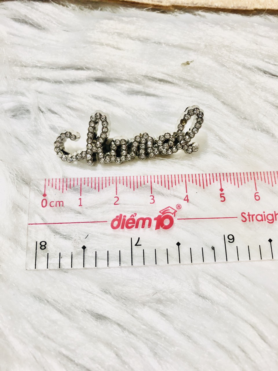 Cài áo chữ đính đá nhí xinh. kt 2 x 5cm