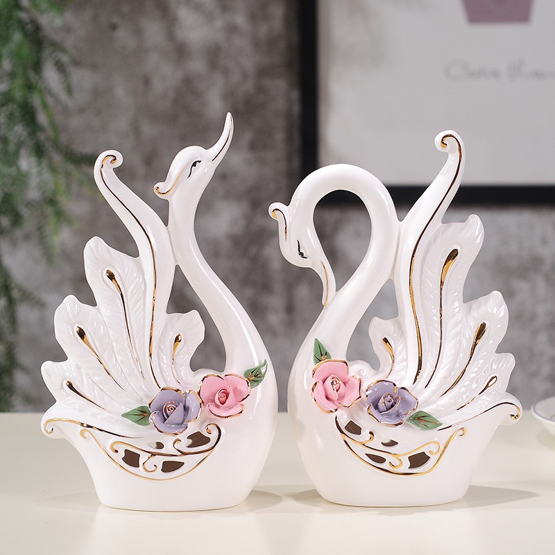 Cặp thiên nga bằng gốm sứ trang trí phong thuỷ tình yêu thuỷ chung