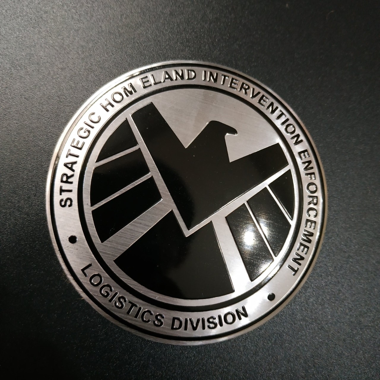 Tem nhôm dán xe SHIELD tròn 7.5cm nền trắng đại bàng đen