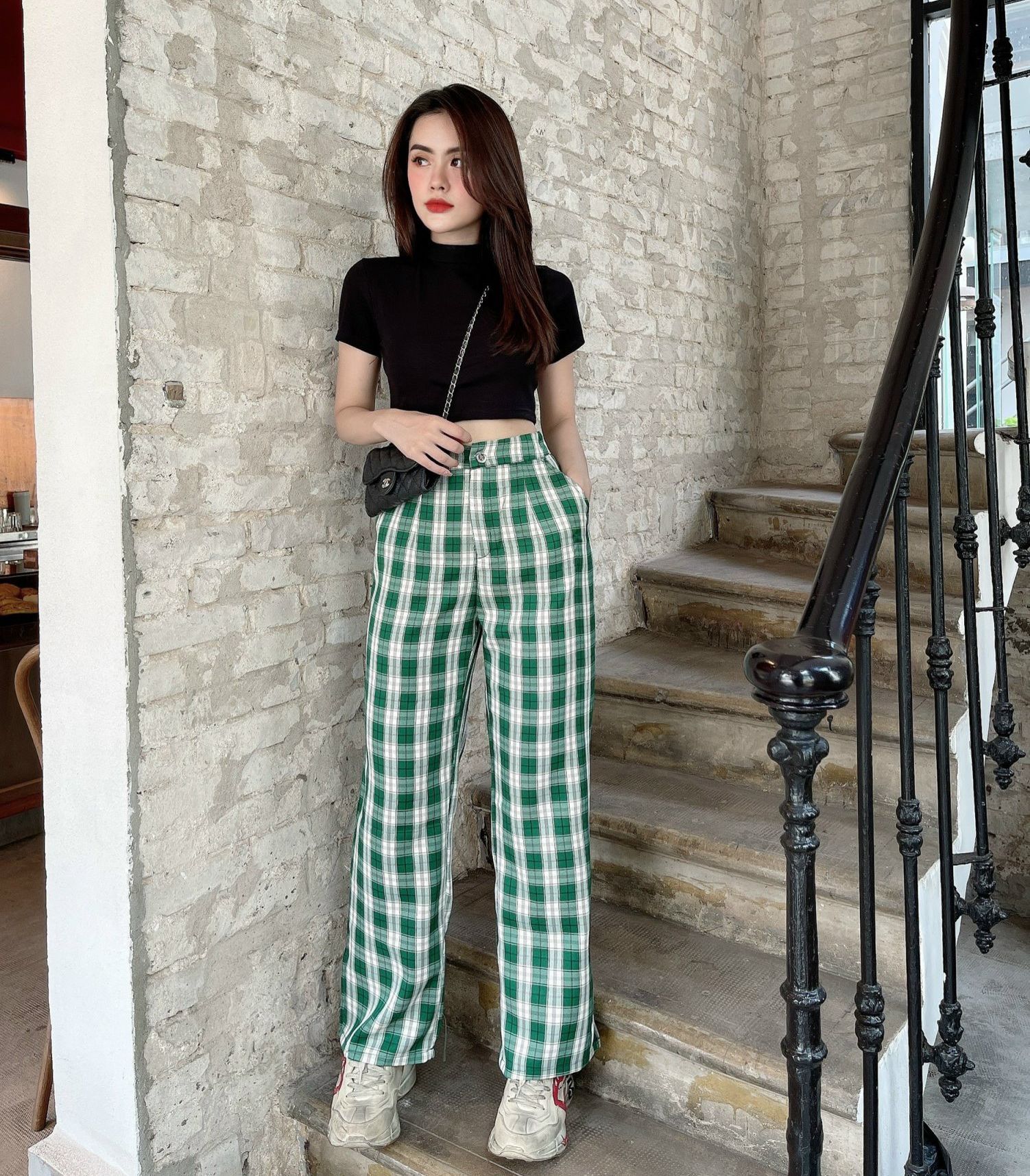 Set thể thao áo croptop phối quần ống suông caro