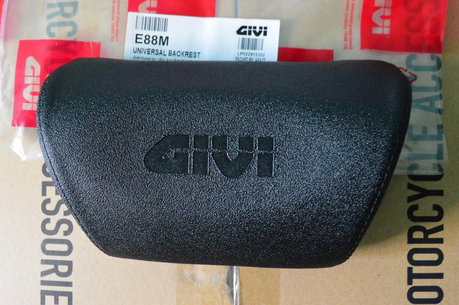 Gối tựa lưng givi E88M lắp trực tiếp trên thùng sau givi