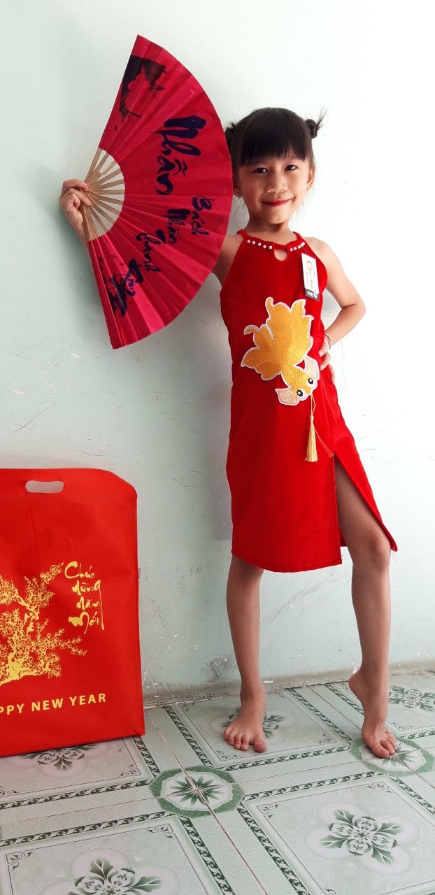 [HCM]Sườn xám | đầm body | đầm hai dây | đầm ôm bé gái 10-24kg | đầm tết cho bé gái | chất liệu vải nhung mềm mịn sang chảnh họa tiết cá vàng | Kim shop 2020