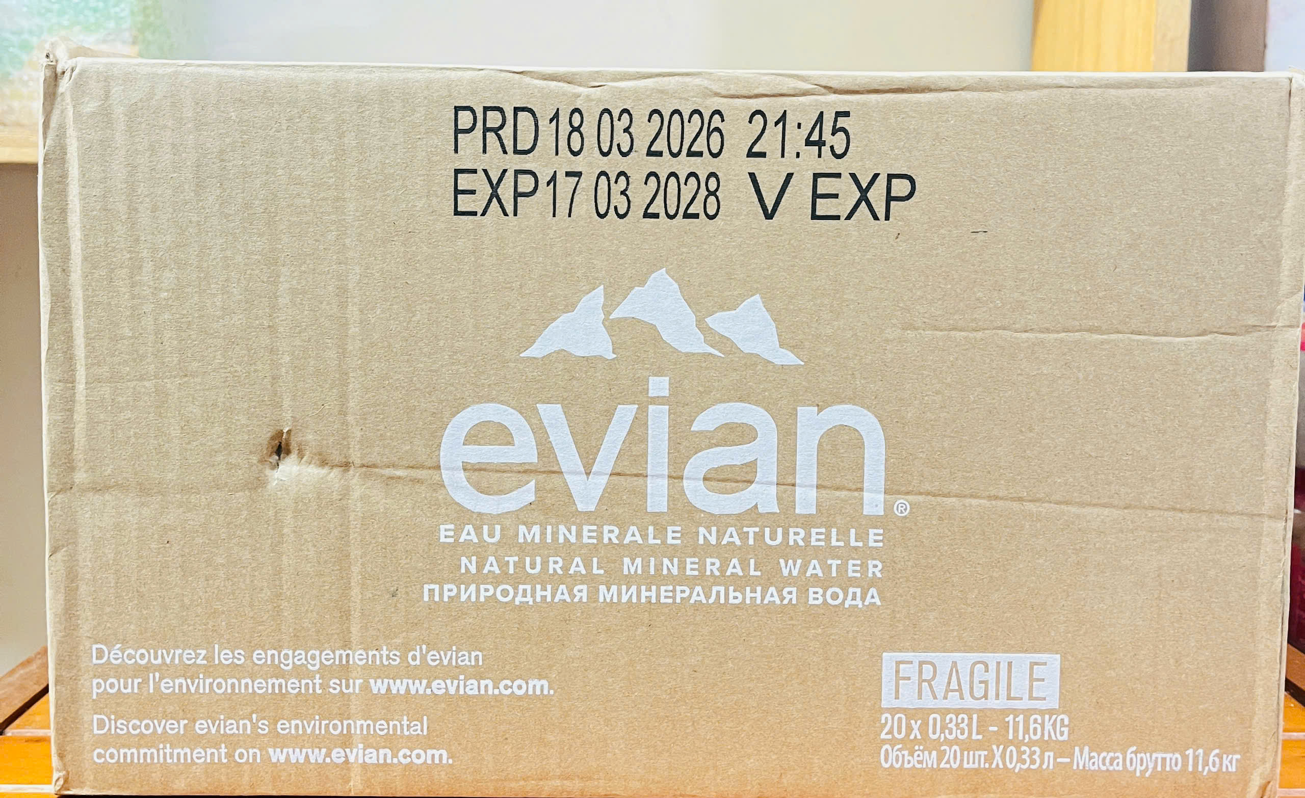Hỏa tốc Thùng 20 Chai Nước Khoáng Evian 330ml x 20 - Chai thủy tinh - Natural Mineral Water