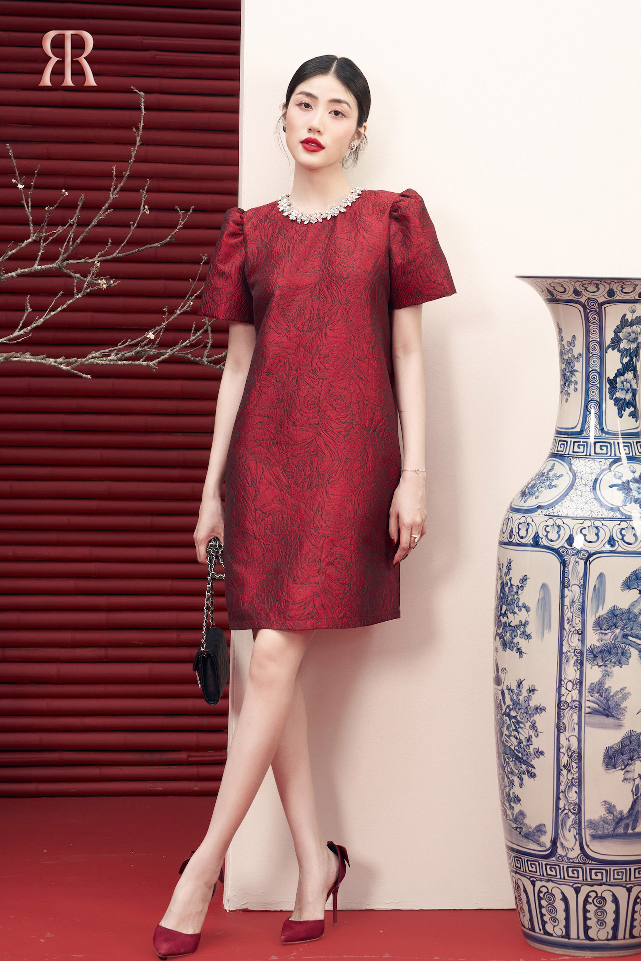 Rập - đầm hoa gấm đỏ tay phồng đính đá cổ - titi 04 gấm đỏ