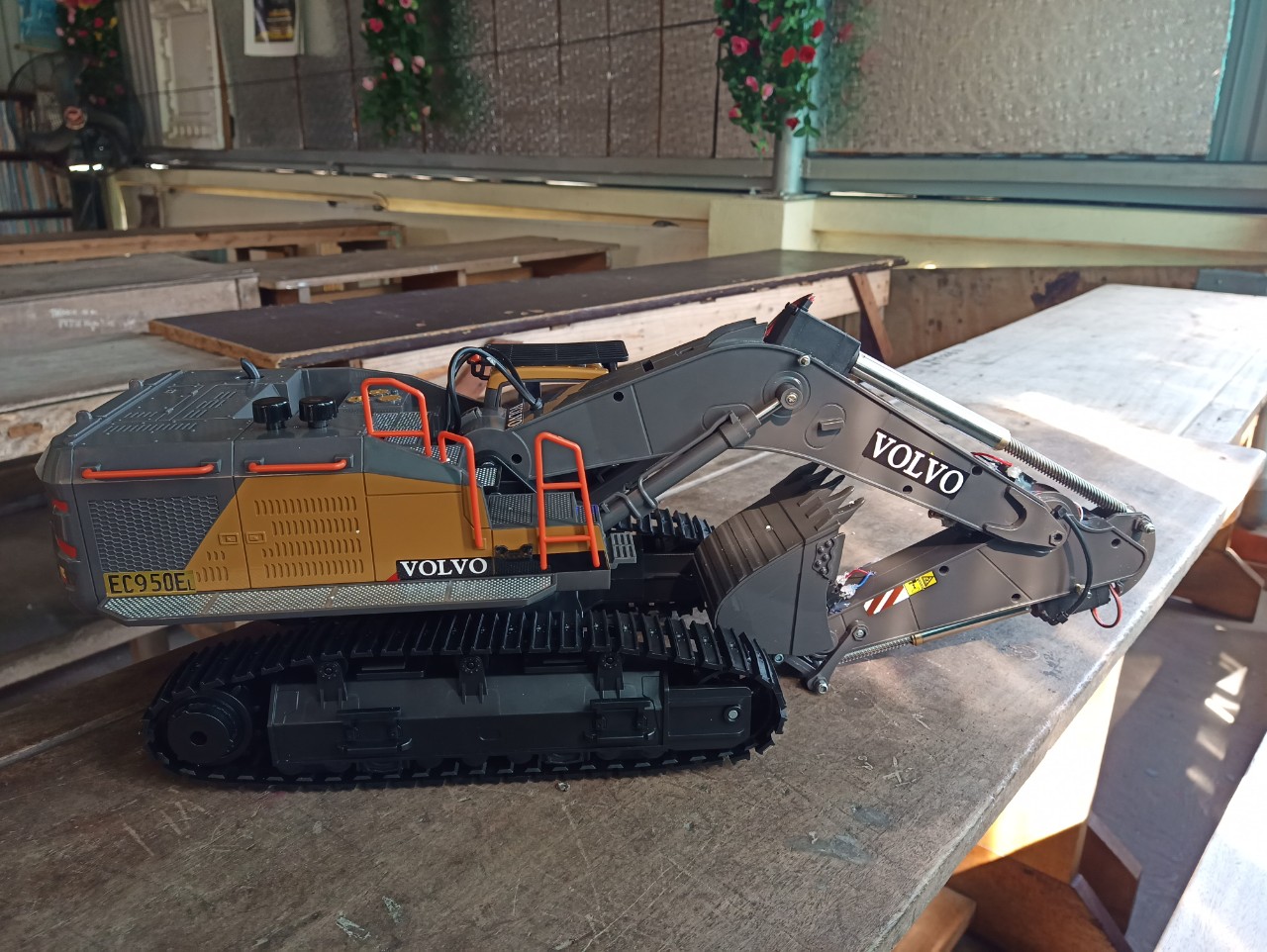 XE MÁY XÚC HUINA 592 BẢN NÂNG CẤP TRỤC VÍT