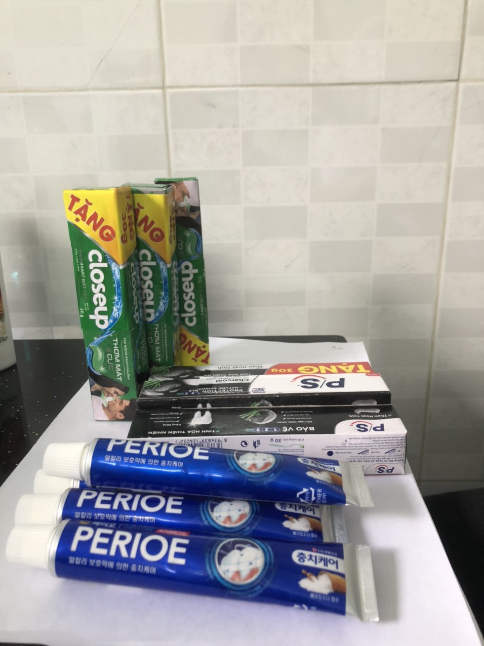 Combo 10 tuýp kem đánh răng gồm: 3 tuýp kem đánh răng Closeup Bạc Hà 30g + 3 tuýp kem đánh răng P/S than hoạt tính 30g + 4 tuýp kem đánh răng Perioe 50g