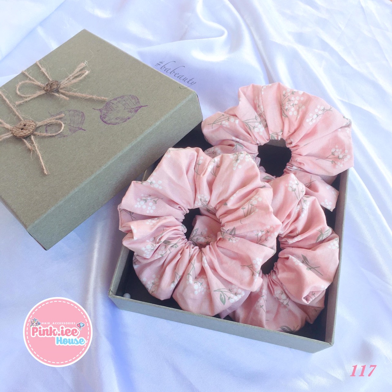 Scrunchies vải hoa nền hồng hoa trắng 117- cột tóc hottrend