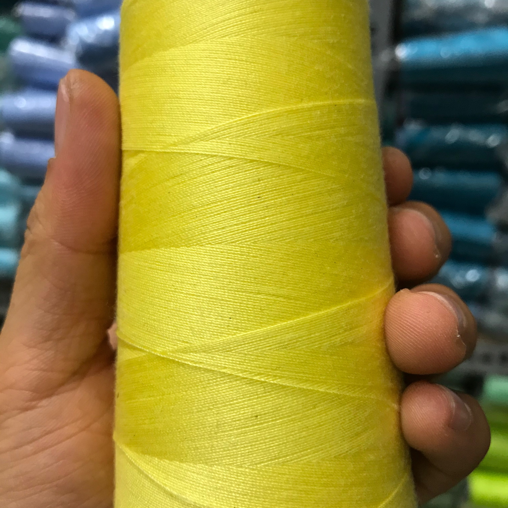 12k/cuộn Chỉ may màu vàng nhạt 40/2