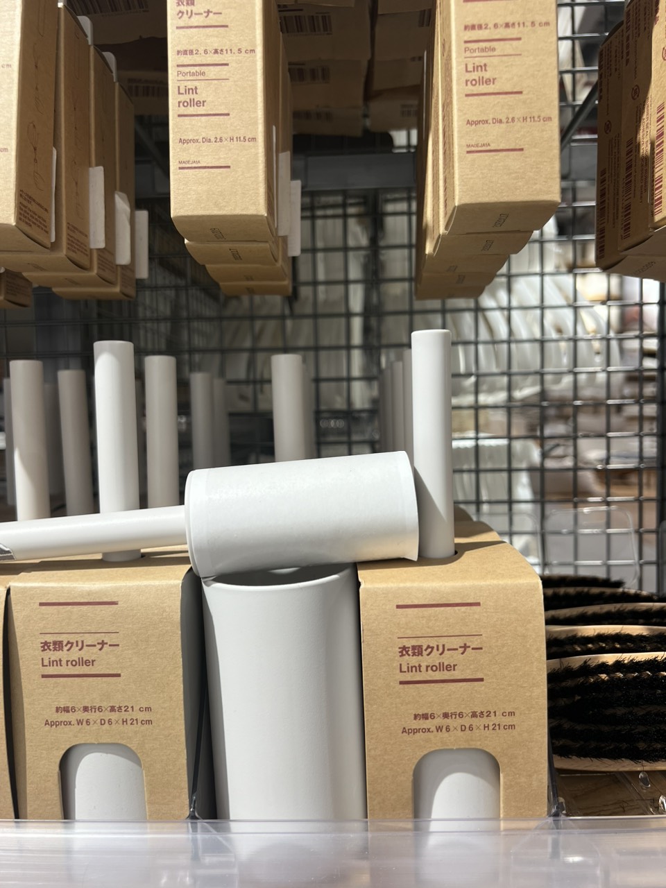 Cây lăn bụi quần áo muji