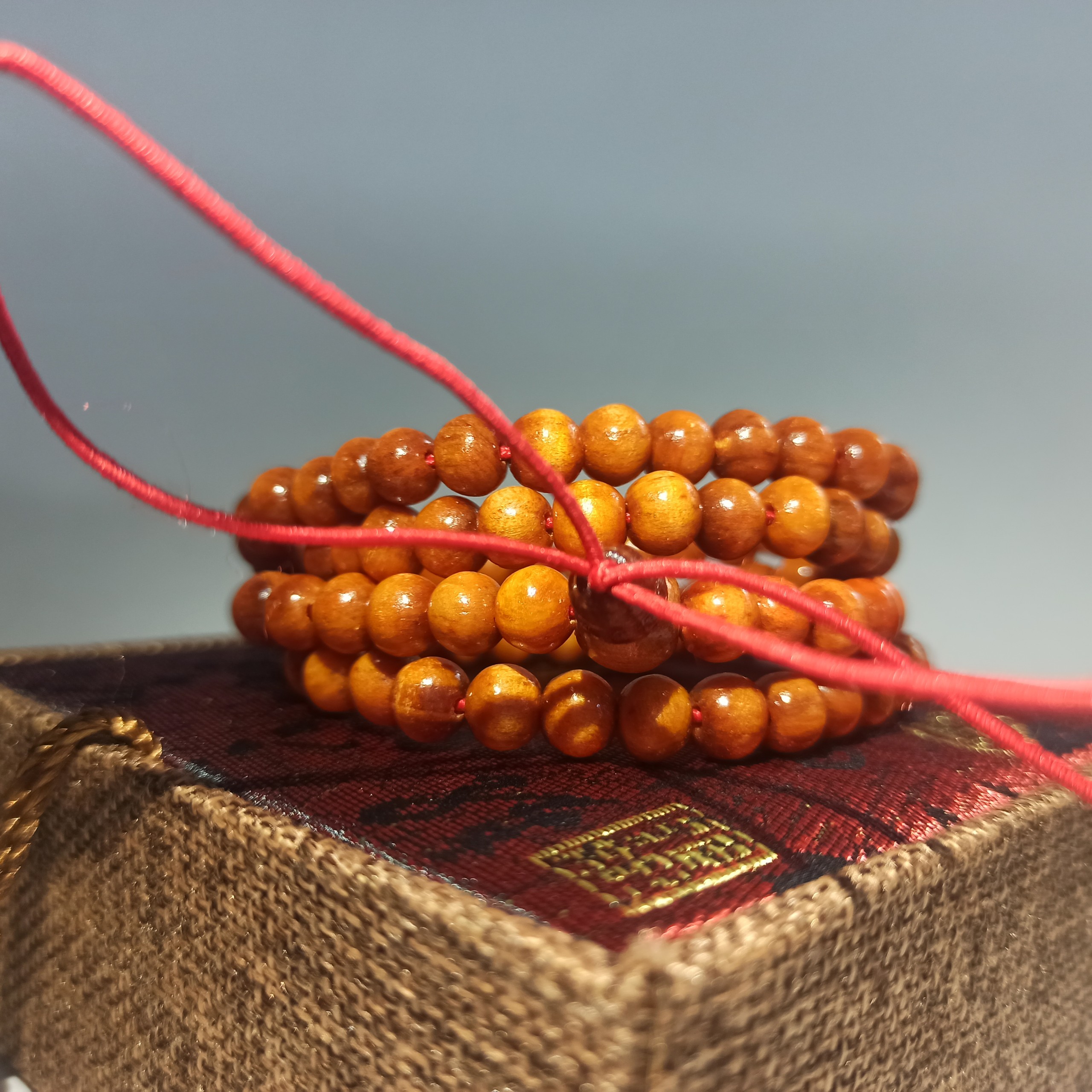 Vòng phong thủy- Vòng quấn tay 108 hạt 6 Ly gỗ Huyết Rồng cho người mệnh hỏa