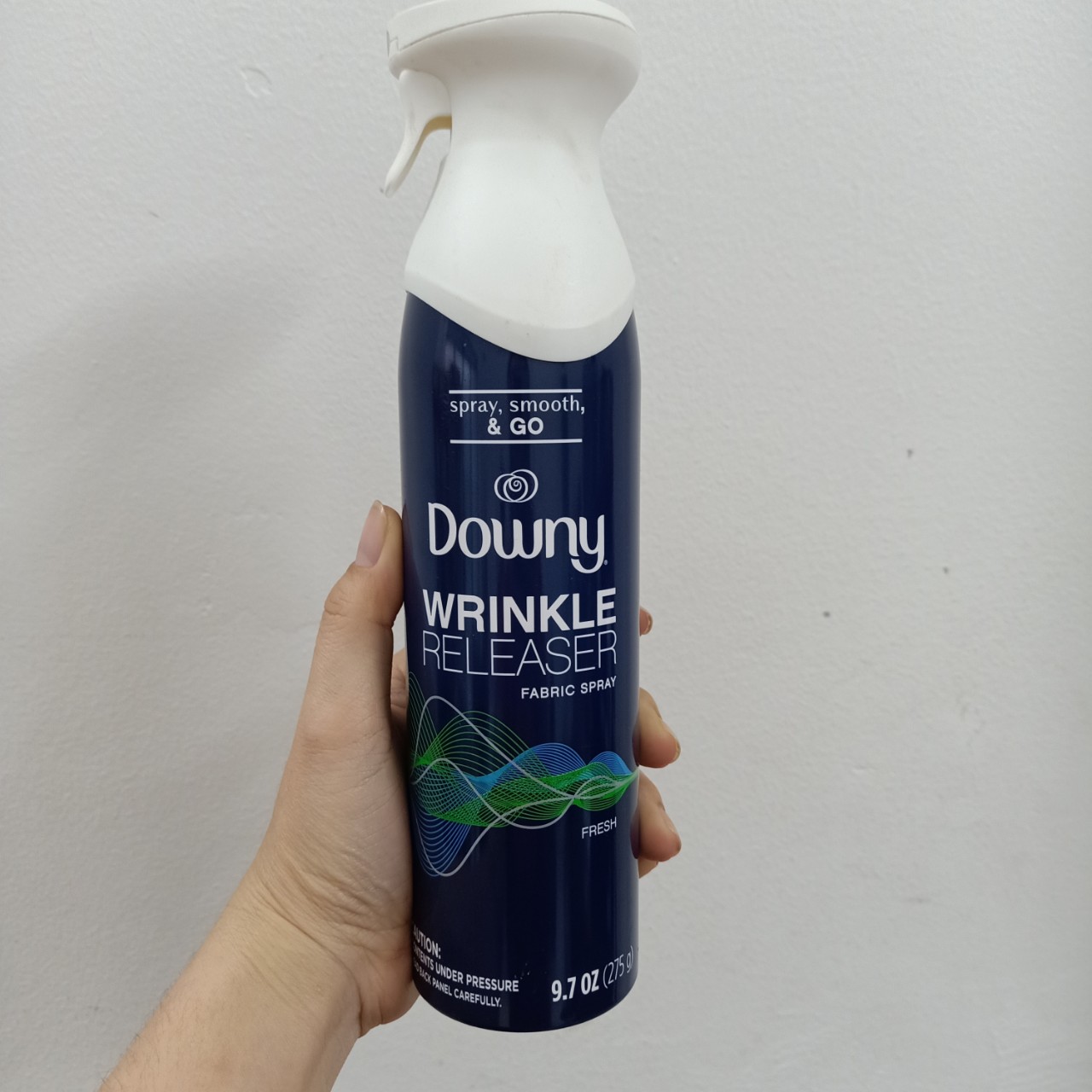 Xịt thơm thẳng quần áo hương Downy 275g của Mỹ