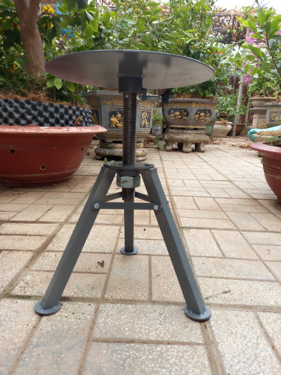 Bàn xoay 360 độ mặt rộng 32cm, tùy chỉnh cao thấp dùng để sơn chậu , kê chậu cảnh.