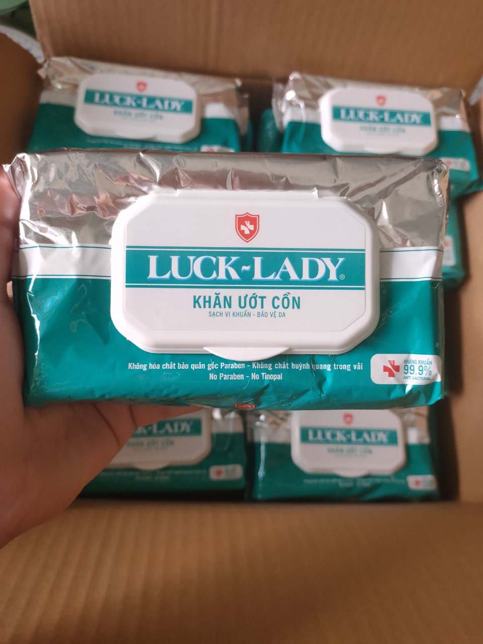 Khăn ướt cồn kháng khuẩn luck lady loại 50 miếng - hàng có sẵn