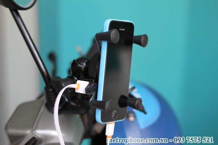 Giá đỡ điện thoại kèm sạc trên xe motor xe máy