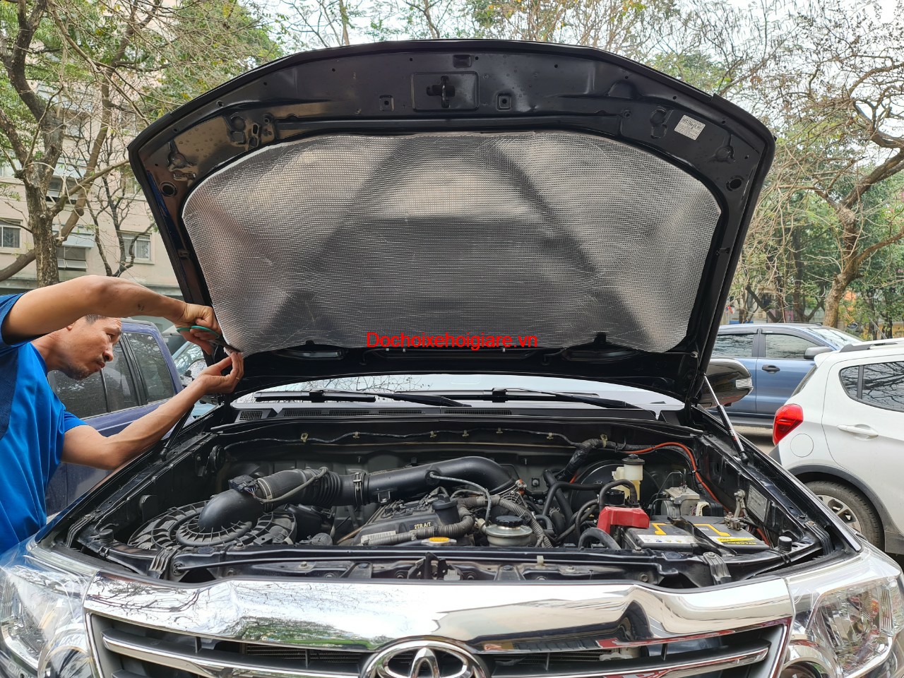 Tấm cách nhiệt nắp capo xe Toyota Fortuner 2015. Kích thước dài 130cm, rộng 100cm. Có sẵn keo siêu dính