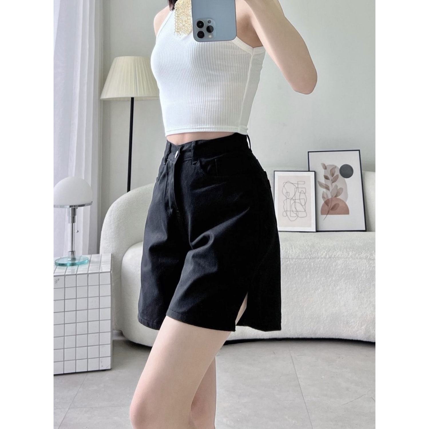 Quần short kaki nữ lưng cao, có xẻ tà xinh xắn màu trắng đen.