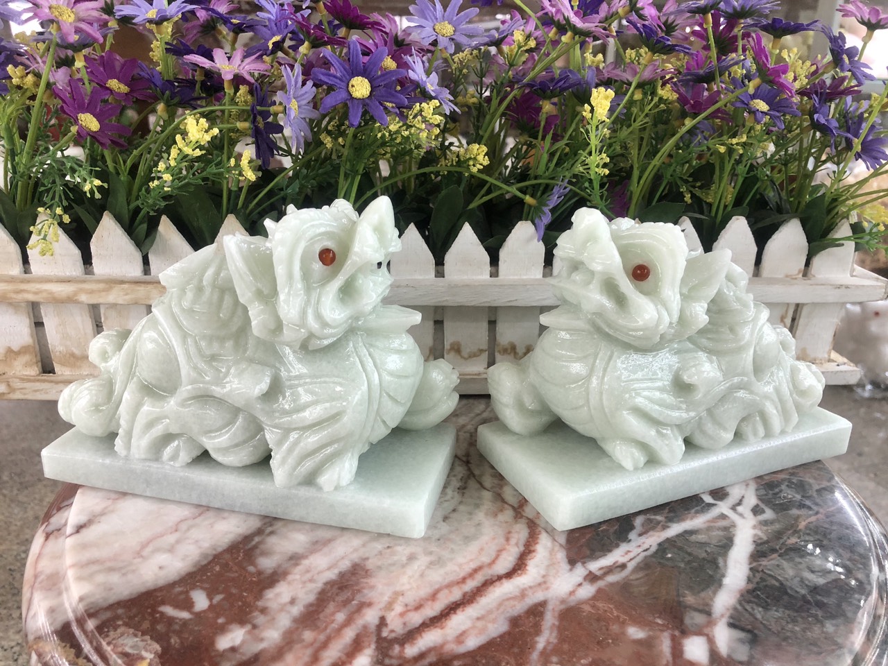 Cặp Tỳ Hưu với đôi mắt đỏ phong thủy tài lộc đá cẩm thạch trắng xanh có đế - Dài 15 cm