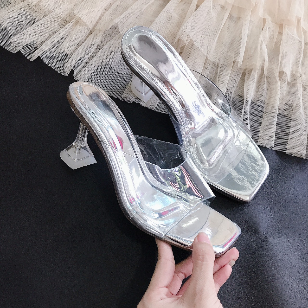 Dép cao gót 7P đế pha lê quay mika trong siêu sang chảnh.