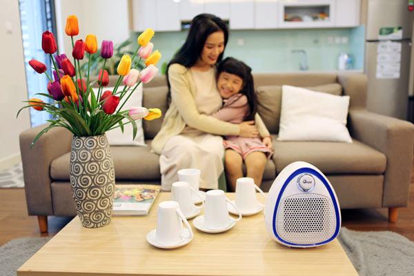 Quạt sưởi gốm Ceramic mini FujiE CH-202 Blue - Màu trắng viền xanh nước biển
