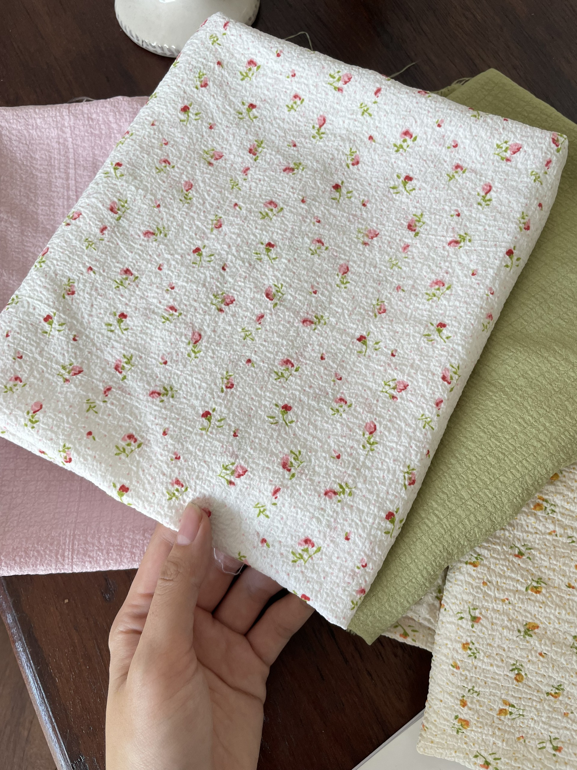 Vải họa tiết xốp nhún hoa nhí hồng - xốp nhún hồng nhạt Nhà Vải Linen