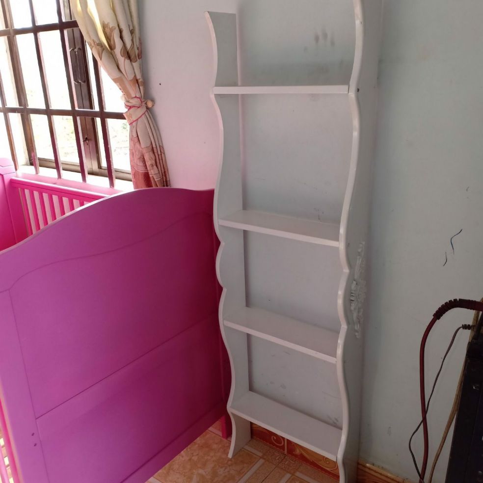 Kệ gỗ trang trí có nhiều tầng cao 1m4, ngang 45cm, dày 10cm -15cm bằng gỗ thông và ván trang trí