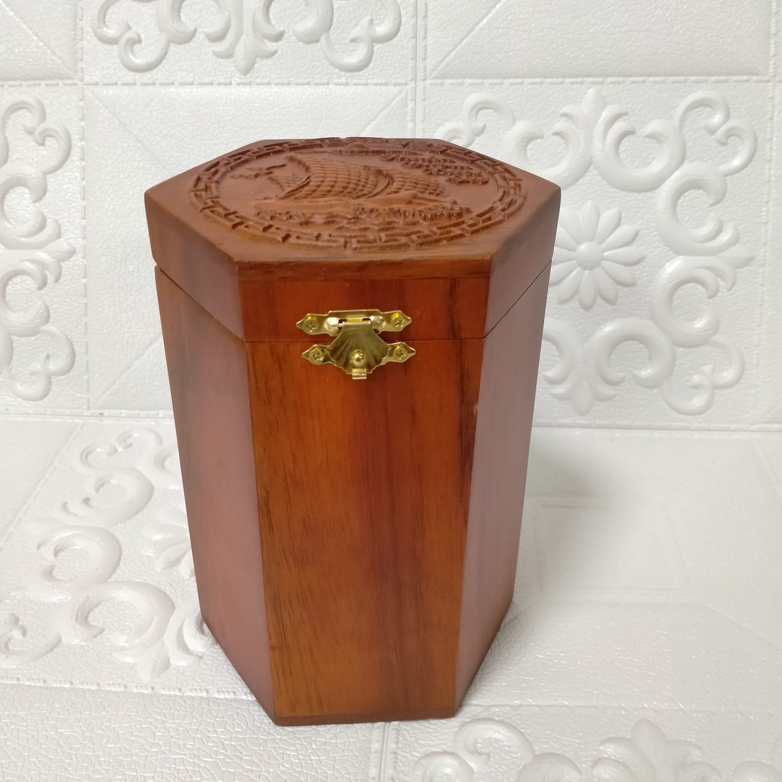 Hộp đựng chè gỗ hương cao cấp khắc thuận buồm xuôi gió 9 x 9 x 18cm