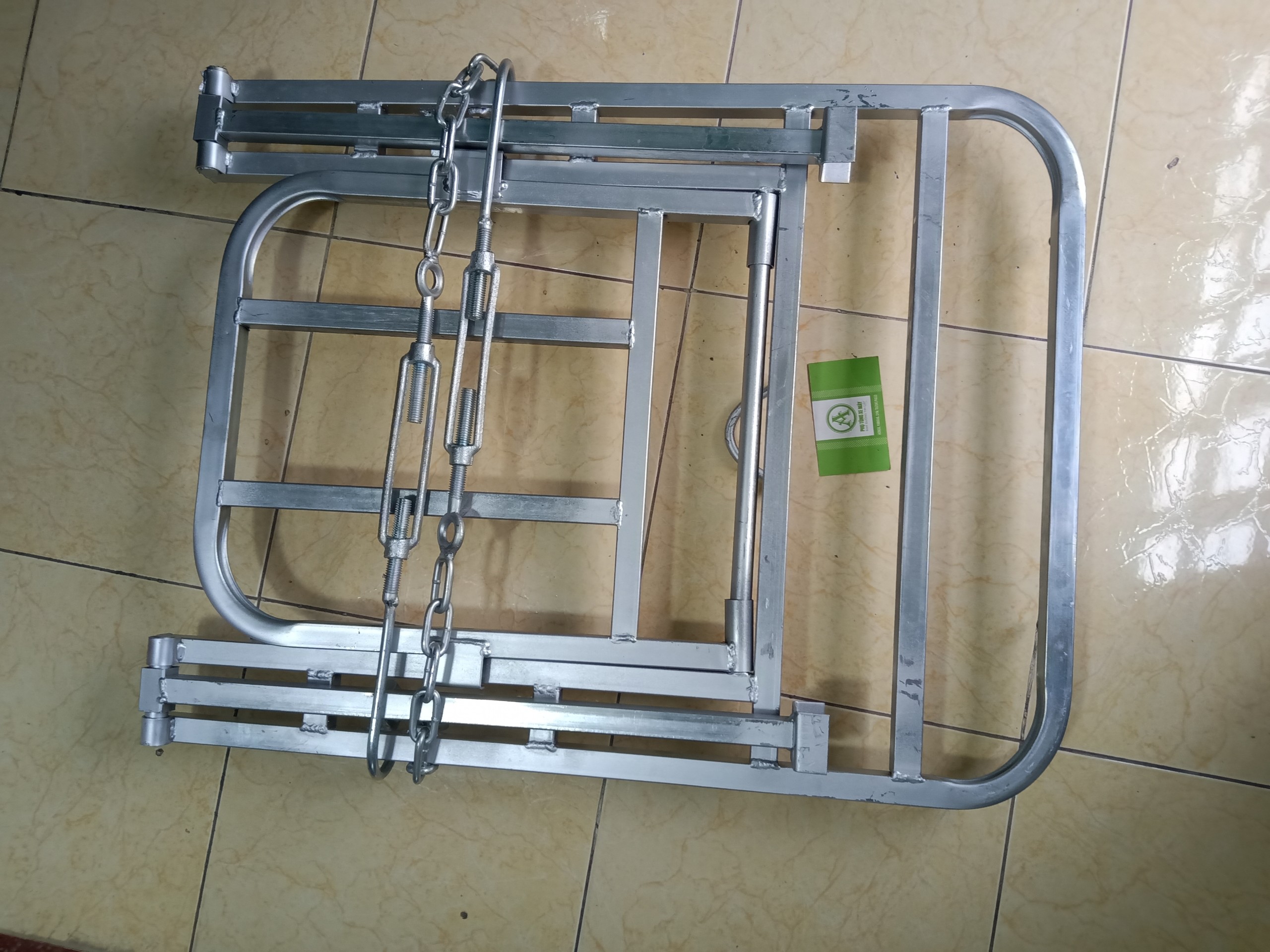 Giá chở hàng, baga xe máy đa năng có thể mở cốp đổ xăng