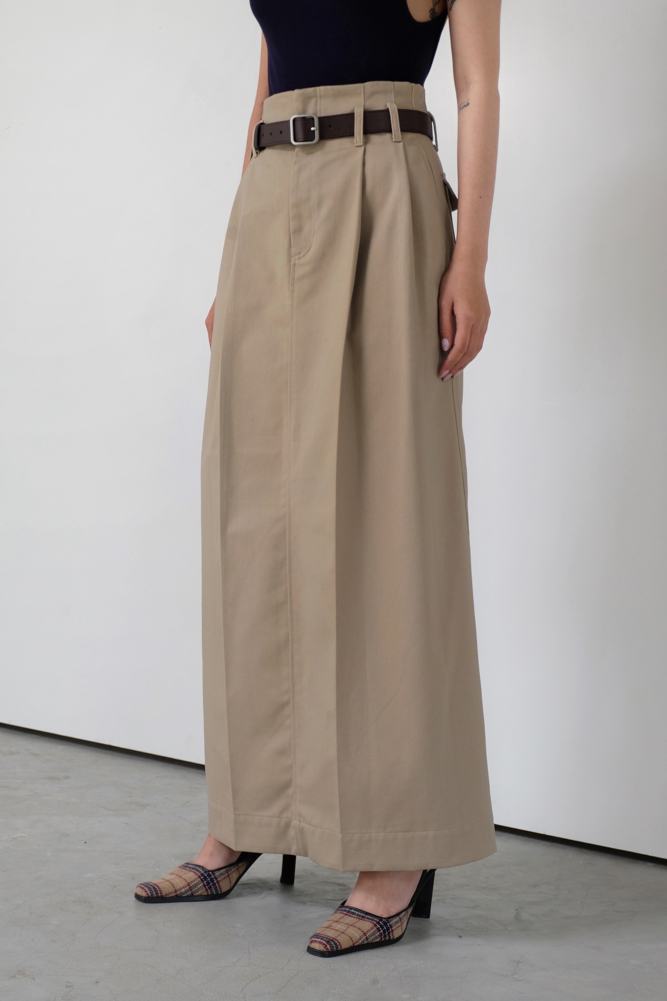 /ouba:d/ - chân váy be chứ a form suông cạp cao có túi sau lưng s/m/l