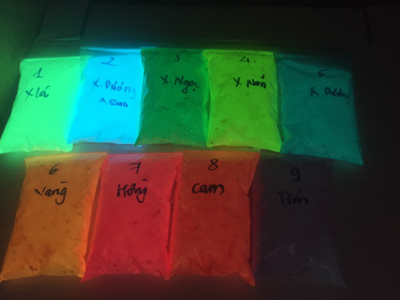 Màu bột dạ quang