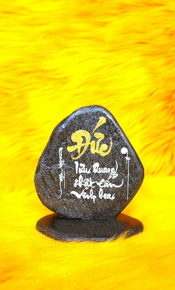 Thư pháp trên đá chữ Đức. Kích thước: 12x8x18cm