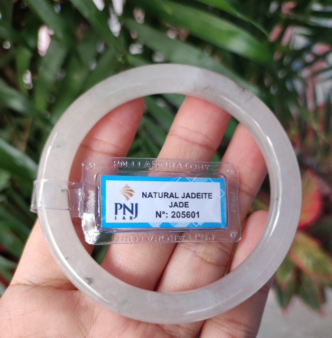 [HCM]Vòng bạch ngọc thiên nhiên thoáng vân mây, sắc trắng tinh khôi, size 56mm, ảnh thực tế, đã kiểm định PNJ - xưởng buôn đá phong thủy Huỳnh Đào