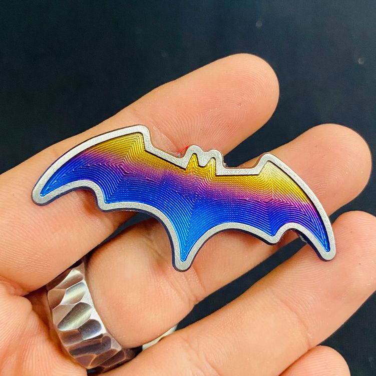 Tem dán logo CÁNH DƠI BATMAN chất liệu titan dán trang trí mặt nạ biển số điện thoại