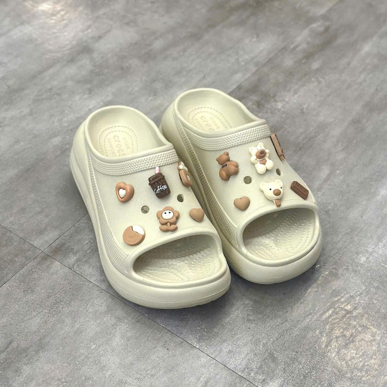 DÉP QUAI NGANG NHỰA ĐI MƯA CROCS  CRUSH SLIDE ĐẾ XUỒNG 6CM CHO NỮ , màu kem
