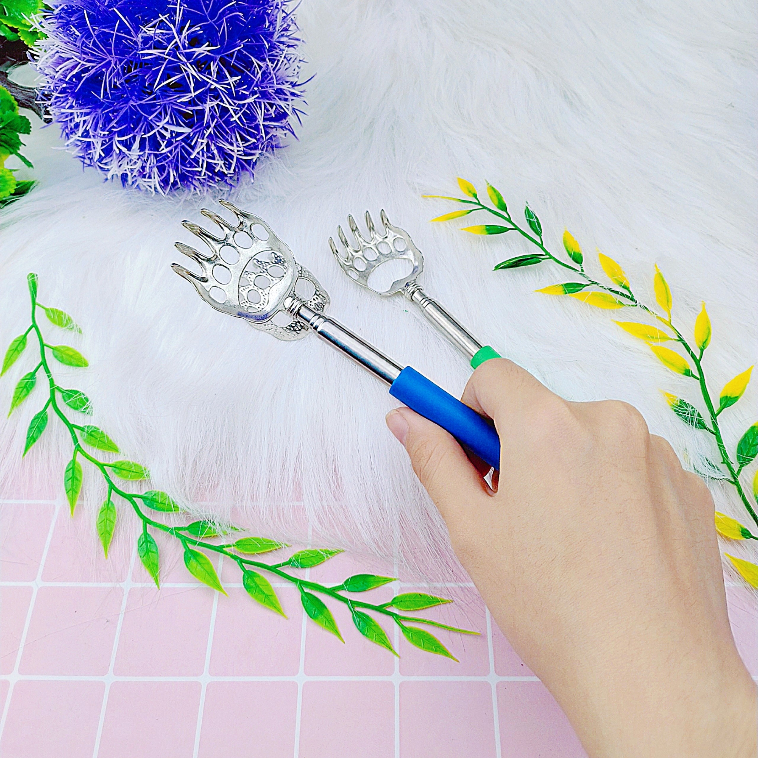 Cây đấm lưng. gãi lưng hình tay gấu chắc chắn, tay cầm bọc silicon chống trơn trượt có thể kéo dài thu ngắn đa năng