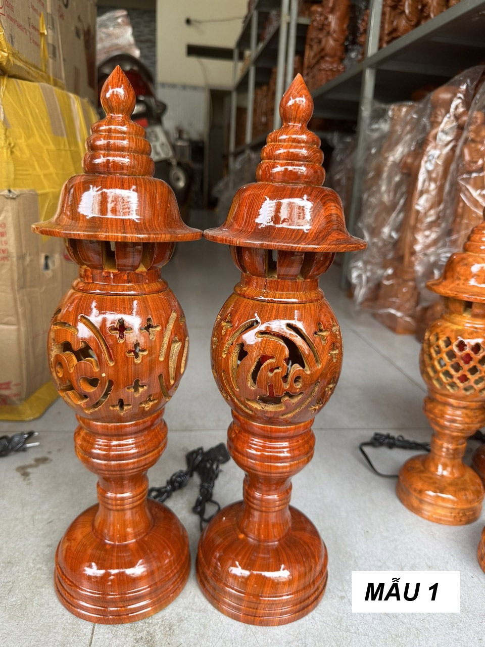 Cặp đèn thờ gỗ xà cừ cao cấp vẽ vân siêu đẹp cao 34cm